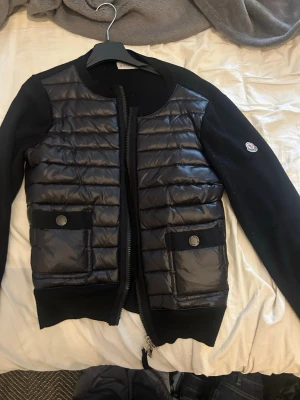 Moncler cardigan  - Jätte fin moncler cardigan, äkta Såkllart!  Den är i nyskick utan defekter, använd fåtal gånger. Storlek 2, passar mig som har storlek S