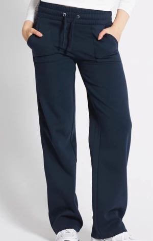 Mjukisbyxor  - Mörkblå lågmidjade bootcut mjukisbyxor ifrån lager 157, storlek S. Knappt använda, supersköna och snygga💗