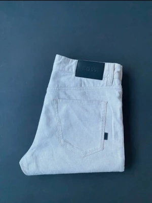 Hugo boss jeans  - Tjena! Säljer ett par riktigt snygga Hugo boss jeans. Jeansen är i väldigt bra skick och har inga tecken på defekter eller slitningar. Priset kan diskuteras, hör av er vid frågor eller funderingar😊