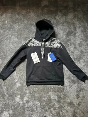 Hoodie - Säljer en riktigt fet Marcelo Burlon hoodie || kvitto och tillbehör finns (som syns på bild) || köpt för 4000kr/2800dkk i Danmark || hör av dig vid frågor eller funderingar! ||