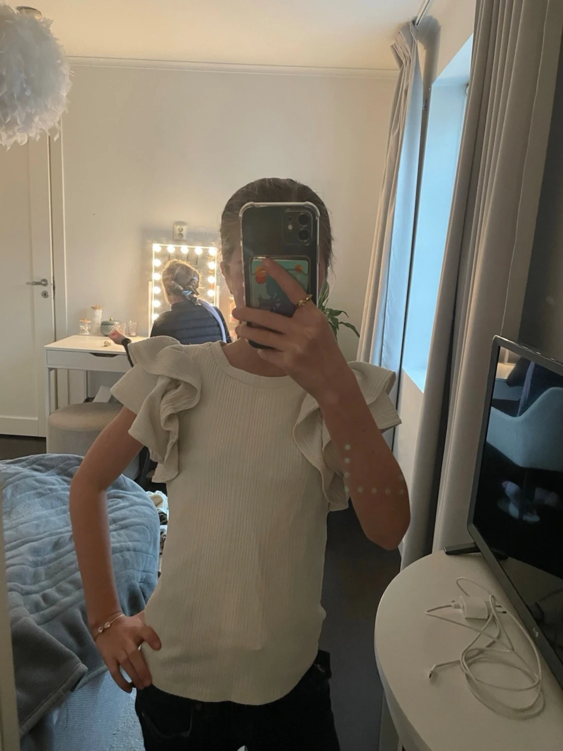 Ribbad vit topp med volangärmar - 2