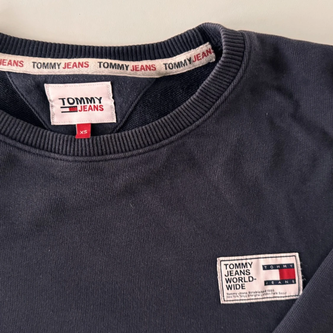 Mörkblå sweatshirt från Tommy Jeans - 1