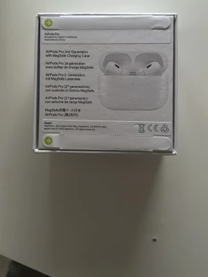 AirPods Pro (2nd generation) with MagSafe Charging Case - Säljer ett par helt nya AirPods Pro (2nd generation) med MagSafe-laddningsetui. Kompatibla med iOS, iPadOS, Apple Watch och Mac. Förseglad originalförpackning, inga synliga skador eller slitage. Perfekt för dig som vill ha trådlösa hörlurar med aktiv brusreducering och hög ljudkvalitet.