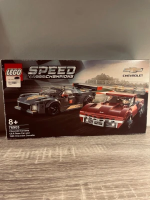 Lego Chervrolet Speed Champions  - Säljer LEGO Speed Champions set 76903 med två bilar: Chevrolet Corvette C8.R Race Car i svart och guld samt en röd 1968 Chevrolet Corvette. Setet innehåller detaljerade byggdelar, dekaler och instruktioner. Perfekt för dig som gillar bilar och racing! OBS! Den första påsen är öppnad och dess innehåll är redan ihopbyggd! Övriga påsar är oöppnade. 