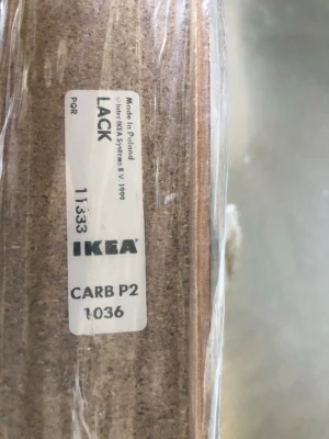 Svart  hylla från IKEA LACK - Snygg svart  hylla  från IKEA LACK-serien. Västen har en clean och stilren look med slät yta och raka linjer. Tillverkad i syntetmaterial för en modern känsla. Perfekt för dig som gillar minimalistisk stil.