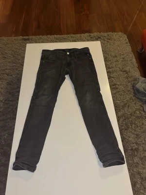 Replay anbass - Säljer nu dessa feta replay jeans då dom inte riktigt passar min stil. Dem är i väldigt bra skick och är köpta från volt för ungefär 1 år sedan. Storleken är 30w 32 l. Skriv vid minsta fråga och priset är inte hugget i sten!