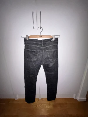 Svarta Replay jeans, storlek 150CM - Säljer ett par svarta Replay jeans storlek 150CM. Jeansen är lagade vid gylfen men har dock ett väldigt litet hål som inte syns precis bredvid.