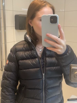 Mörkblå Colmar dunjacka - 2/3 Bilder är lånad av köparen hoppas de var okej hittar int ditt konto! Jätte fin jacka, köpt här på plick men int kommit till användning eftersom att ja köpt en anann jacka! Jag är 160 och den sitter perfekt. Priset kan gå o diskutera vid snabb affär. Äkta men gammal logga! 