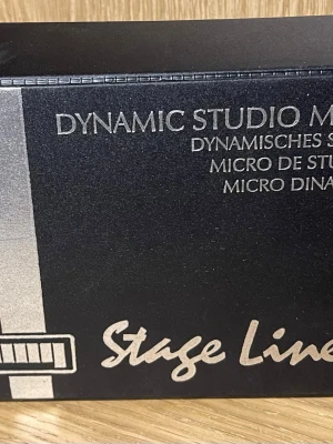 Stage Line Dynamic Studio Microphone - Professionell dynamisk studiomikrofon från Stage Line, levereras i originalförpackning med lång kabel. Perfekt för sång, podcast eller inspelning. Mikrofonen och tillbehören ser ut att vara i mycket gott skick utan synligt slitage.