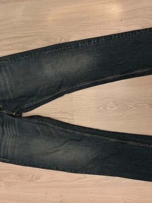 Replay Grover straight fit jeans blå - Säljer ett par Replay Grover jeans i straight fit. Färgen är blå med lätt slitning och klassiska kontrastsömmar. Jeansen har fem fickor och detaljerade bakfickor med gul söm. Tillverkade i tåligt denimtyg som ger en schysst look. Röda fickor 