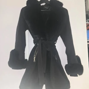 svart kappa - svart pälskappa ifrån garoff i storlek S, knappt använd under denna vinter. Pris kan diskuteras