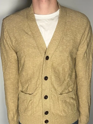 Stickad cardigan - Säljer en riktigt snygg och trendig cardigan i fint skick, storlek S, vid frågor är det bara att skriva //Gramenti