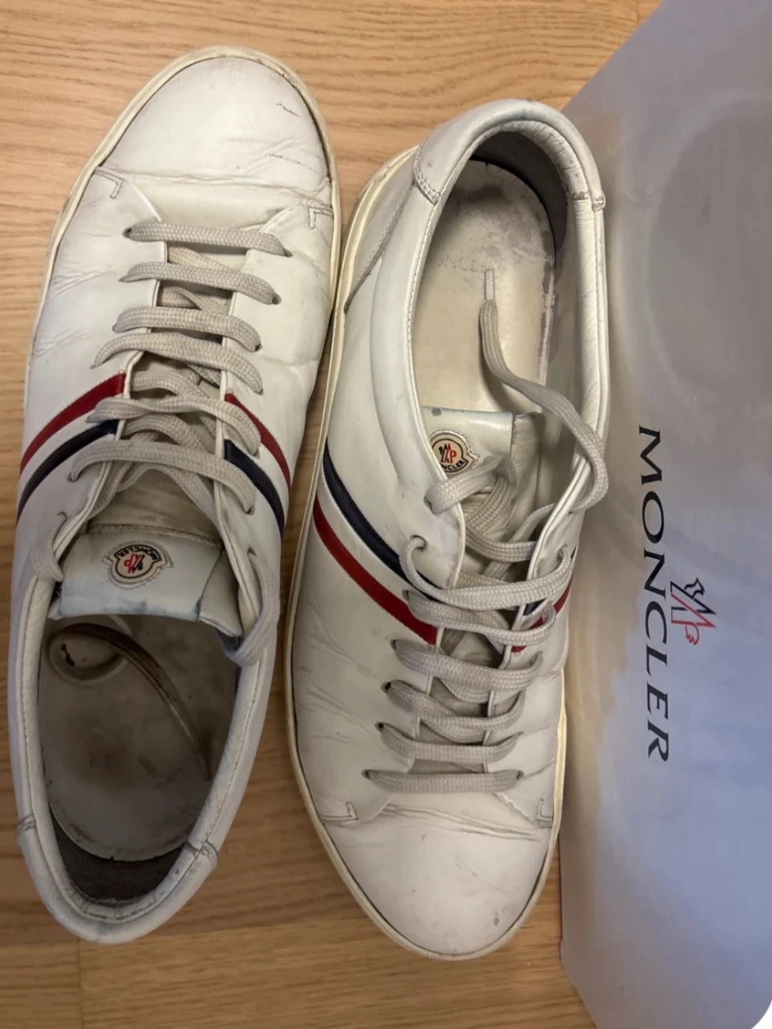 Vita sneakers från Moncler med ränder - 1