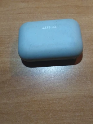 Streez True Wireless Earbuds - Trådlösa hörlurar från Streez i ljusblått med laddningsetui. Hörlurarna är i fungerande skick, men etuiet och hörlurarna visar tecken på mindre användning. Perfekt för musik och samtal på språng.