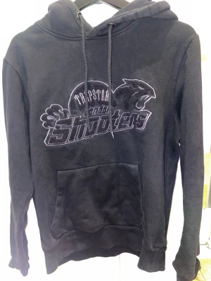 Svart Trapstar Hoodie - En fin svart Trapstar Hoodie med fina gråa designer för jätte bra pris
