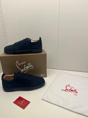 Christian Louboutin skor - Ett par av marinblå christian louboutin skor i storlek 44. De är helt nya och allt i bilderna kommer med. Pris kan diskuteras och skriv om du har några frågor. 