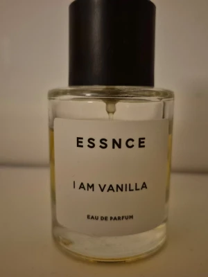 ESSNCE I Am Vanilla Eau de Parfum -  ESSNCE - I Am Vanilla. "Tänk dig en nybakad jordgubbstårta med massa vaniljkräm - där har du doften av I Am Vanilla!  En vaniljdoft med bäriga inslag av jordgubbe samt len sötma från både vanilj och brunt socker. Detta är doften för den somriga vaniljälskaren som vill ha en doft som är mjuk och söt utan att bli sliskig." 