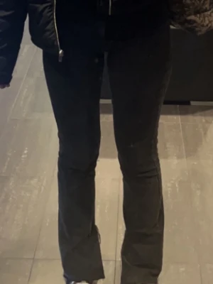 Zara jeans - Svarta snygga jeans med slits och lite högre midja. Passar mig inte längre därav säljer jag dom! Satt dit en extra knapp i midjan för att de skulle sitta bättre men båda går att använda😍