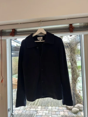 Stickad tröja COS - Säljer en marinblå stickad tröja från COS. Tröjan är i princip i nyskick då den knappt är använd. Tröjan nopprar därför inte. Tveka inte över att höra av dig vid eventuella frågor.