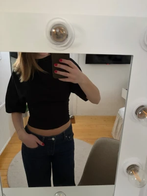 Svart tight topp  - Jättesnygg svart topp från Gina tricot, ”texturerat material” använd fåtal gånger