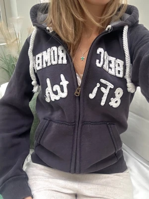 Abercrombie & fitch zip  - En zip från Abercrombie & fitch i uppskattad stoflek S/M. Jag fraktar inom 24h, PostNord prioriteras. Se liknande plagg i min profil! 