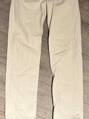 Vita relaxed fit jeans från H&M - Säljer ett par vita jeans från H&M i relaxed fit. Byxorna har rak passform och är tillverkade i bomullsmaterial. Perfekta för en avslappnad och stilren look.