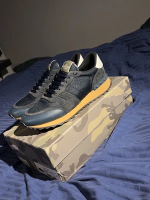 Valentino Rockrunners - Säljer dessa riktigt snygga valentino rockrunners, använda några fåtal gånger, storlek 45. Billigt pris för en anledning. 