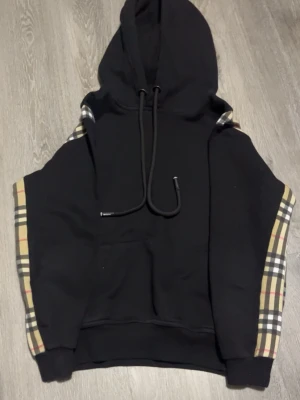 Burberry hoodie - Svart Burberry hoodie storlek S