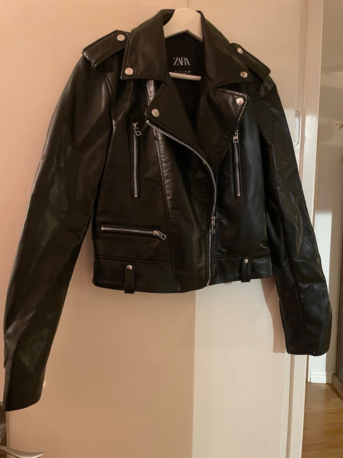 Svart biker skinnjacka från Zara