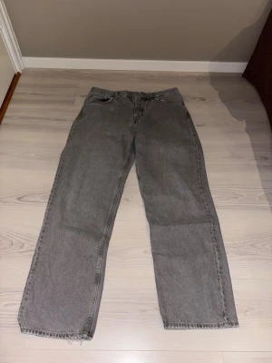 Oversized gråa jeans från Zara - Säljer dessa oversized gråa jeans från Zara eftersom dem inte längre kommer till användning. Hör av dig vid frågor🤗