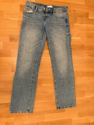 Perfect jeans från Gina tricot - Perfekt jeans från Gina tricot som faktiskt är perfekta. Storlek 34. Medels om mått🫶🏼