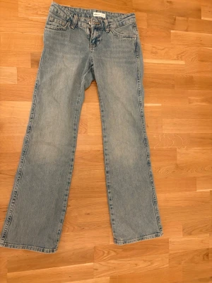 Snygga ljusblå jeans från Gina tricot - Perfect jeans från Gina tricot, storlek 32, Medela för mått🫶🏼