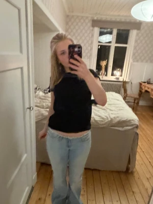 Svart croppad topp med kort ärm - En svart, croppad topp med korta ärmar och rund halsringning. Enkel och stilren design som passar till mycket. Perfekt att matcha med jeans eller kjol för en trendig look.