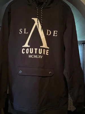 Skidjacka - Säljer en jätte fräsh skidjacka från Slade. Jackan är endast använd en gång och är väldigt praktiskt med ventelations-dragkjedjor lite över allt och fickor i mitten. Luvan går oxå att dra över hjälmen o har en inbyggd buff i sig