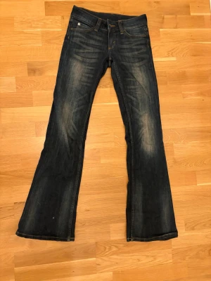 Low waist jeans från weekday, booty bei - Mörkblå jeans från weekday, använd 2 gånger så är inte sliten, anledning: för kort för mig. Medels för mått