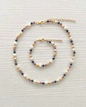 Färgsprakande Kristall Halsband  - Färgsprakande Kristall Halsband Handgjord av oss Går att köpa separat Köp sker via DM eller vår hemsida ❤️