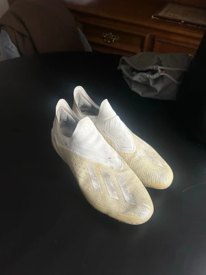 Adidas X 18+ elite fotbollsskor - Säljer dessa sällsynta par fotbollsskor adidas X 18+ purespeed i mycket bra skick! Skorna är helt utan skador eller separation (se sista bild för enda defekt).