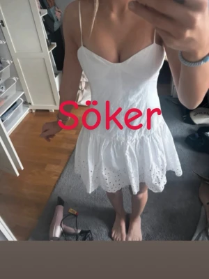 Vit kort sommarklänning med spets - Söker denna klänning från Zara i storlek M eller L!! 