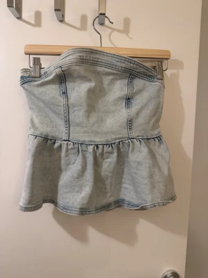 Ljusblå jeans topp  - Trendig ljusblå jeans topp från H&M i nytt skick. Den är i storlek S 🥰