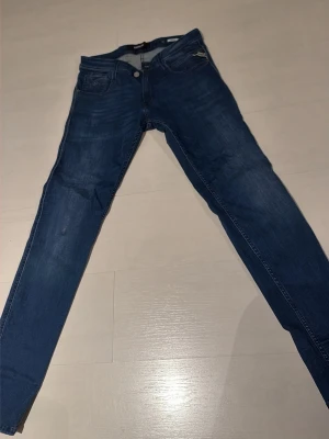 Replay Anbass jeans blå - Hejsan! Säljer mina nya replay anbass jeans då dem är för långa för mig och är precis ny inköpta från salt&men! Köpte jeansen för 1000 kr!!! Jeansen har en snygg mörkblå färg och enligt mig är väldigt snygga!! Priset går att diskuteras!