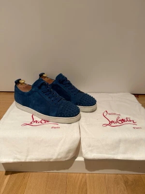 Christian Louboutin  - Säljer nu dessa feta Louboutins i strl: 44. Skorna är i väldigt bra skick bara lite skitiga. Två dustbags ingår! Självklart äkta! Hör av er vid frågor eller fler bilder! 