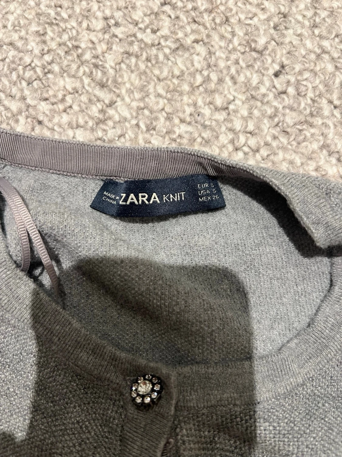 Grå kofta med detaljer - 3