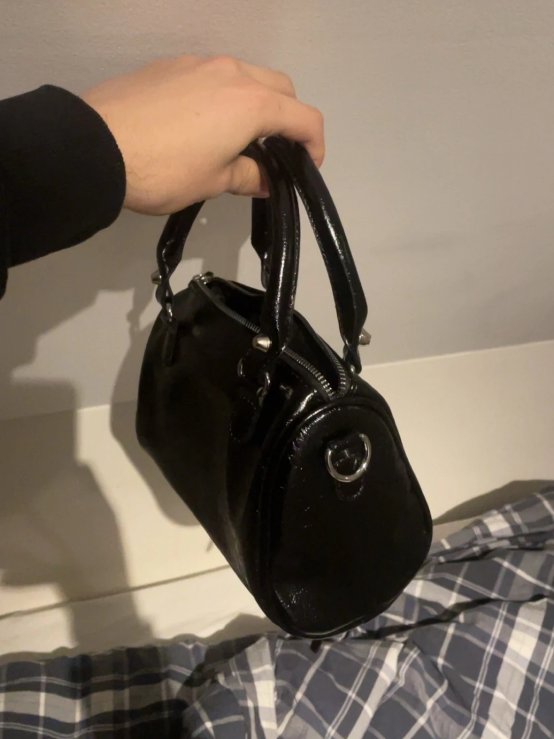 Svart handväska i skinn med dragkedja - 1