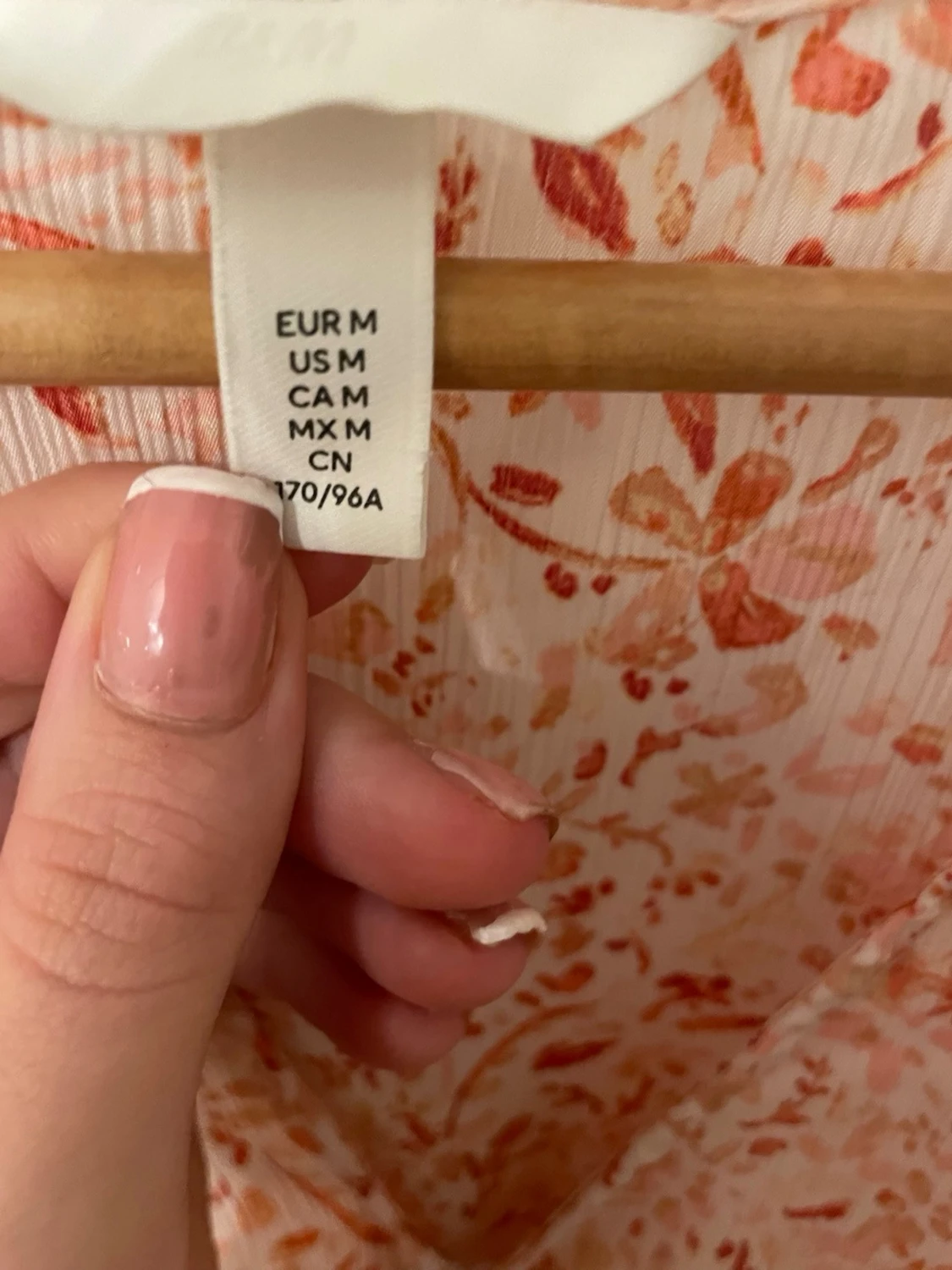 Blommig blus från H&M med v-ringning - 3