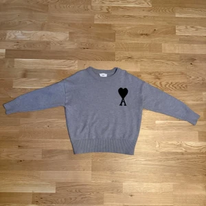 Ami paris grå stickad - Hej, säljer nu denna ami paris tröjan då den ej är min stil längre. Den är i storlek S och väldigt bra skick. Pris kan diskuteras vid snabb affär. Om du har någon fråga är det bara att höra av dig.