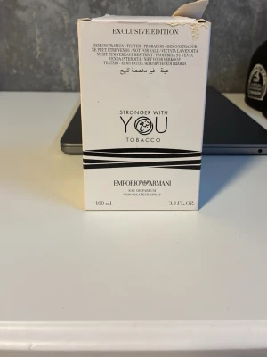 Emporio Armani Stronger With You Tobacco - Emporio Armani Stronger With You Tobacco är en exklusiv parfym som är väldigt svår om inte omöjlig att få tillkomst till i Sverige. Köpt i Dubai nyligen och säljer pga att det var ett spontan köp som jag sen ångrar. Doften är gjord för höst/vinter samt speciella tillfällen. Absolut en doft att ha i kollektionen. 