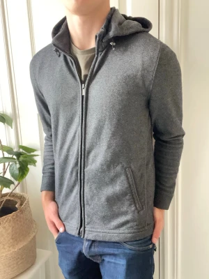 Massimo Dutti cardigan  - Massimo Dutti cardigan, en extremt rare och hype Massimo Dutti cardigan. Extremt hög kvalité med otrolig passform. Luvan går att zipa bort, andra resellers säljer denna ofta för runt 1000. Mitt pris  700🏆 . Inga defekter! Modellen bär M och är 180 cm 75 kg. Kom med frågor! 🏆