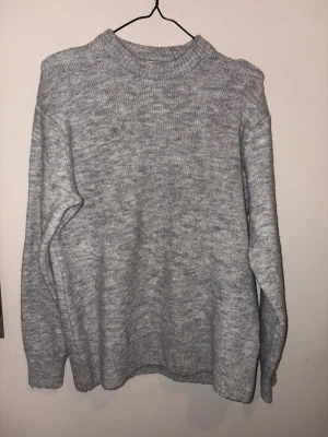 Zara stickad grå tröja - Säljer en stickad tröja från Zara. Den är använd fåtalet gånger och har inga defekter så hör av dig vid frågor!