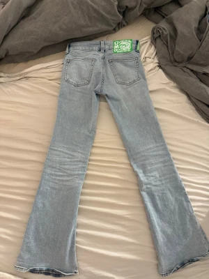 Ljusblå bootcut jeans med vintagekänsla - Säljer ett par ljusblå bootcut jeans med snygg tvätt pågrund av för liten storlek för mig. Jeansen har en utsvängd passform nedtill. avända 1 gång