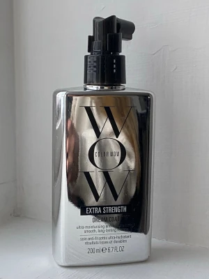 Color Wow Dream Coat Extra Strength - Color Wow Dream Coat Extra Strength är en anti-frizz-behandling för håret som ger ultra-fukt och långvarigt slätt resultat. Produkten kommer i en silverfärgad pumpflaska på 200 ml och är perfekt för att få glansigt, frizzfritt hår. Flaskan är så gott som full då jag användt den 2 gånger. 🩷